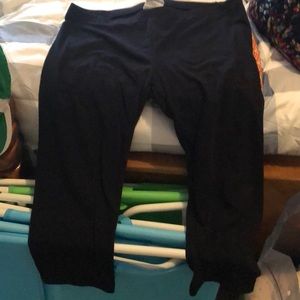 Black capris XL